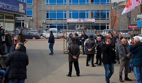 People at "Rustavi-2" TV Channel building. Photo: © Sputnik / Alexander Imedashvili
https://sputnik-georgia.ru/incidents/20180319/239726876/Shutka-o-Hriste-privela-k-besporjadkam-u-zdanija-telekanala-v-Tbilisi.html

