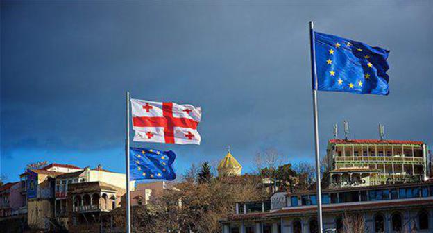 EU and Georgian flags. Photo: Sputnik / Alexander Imedashvili https://sputnik-georgia.ru/georgia/20180328/239854645/god-bez-viz---v-es-ocenili-bezvizovyj-rezhim-s-gruziej.html EU and Georgian flags. Photo: Sputnik / Alexander Imedashvili https://sputnik-georgia.ru/georgia/20180328/239854645/god-bez-viz---v-es-ocenili-bezvizovyj-rezhim-s-gruziej.html