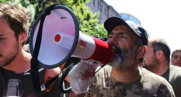 Nikol Pashinyan among protesters in Yerevan, April 25, 2018. Photo by Tigran Petrosyan for the Caucasian Knot. Nikol Pashinyan among protesters in Yerevan, April 25, 2018. Photo by Tigran Petrosyan for the Caucasian Knot.