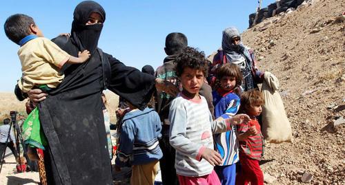 A woman with children in southwestern Kirkuk. Iraq, October 4, 2017. Photo: REUTERS/АКО Rashid A woman with children in southwestern Kirkuk. Iraq, October 4, 2017. Photo: REUTERS/АКО Rashid