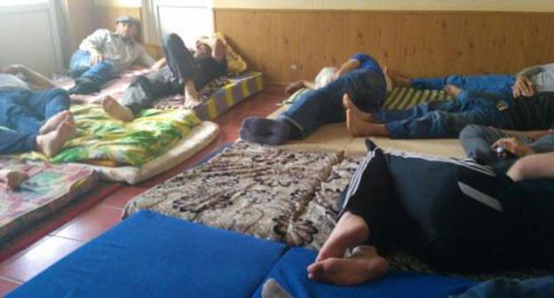 Participants of drivers' hunger strike in Makhachkala, April 21, 2018. Photo by Timur Isaev for the Caucasian Knot. Participants of drivers' hunger strike in Makhachkala, April 21, 2018. Photo by Timur Isaev for the Caucasian Knot.
