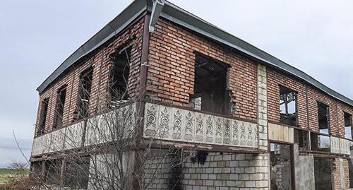 House in the Azerbaijani village of Chyamyanly constantly shelled from the neighboring side. Photo: Sputnik / Murad Orujov 
https://ru.sputnik.az/karabakh/20171117/412791801/obstrel-front-azerbajdzhan-armenija.html
