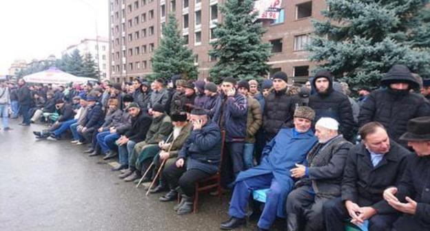 Residents of Ingushetia gathered before the Friday namaz (prayer). Photo https://www.facebook.com/zariffeli/posts/1953430038047640