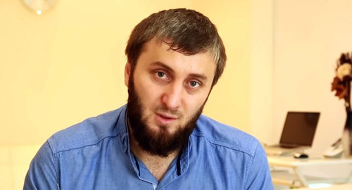 Abu Umar Sasitlinsky, a preacher from Dagestan, in Syria. Photo: screenshot of the video by UmaraskhabM
https://www.youtube.com/watch?v=BI8unxcXw3Q