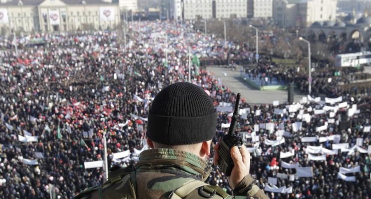 Law enforcer watching gathering of people in Grozny square. Photo: REUTERS/Eduard Korniyenko Law enforcer watching gathering of people in Grozny square. Photo: REUTERS/Eduard Korniyenko