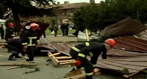 Rescuers clear the debris after hurricane in Batumi, January 4, 2019. Screenshot from video reportage by First Channel, https://1tv.ge/ru/news/dva-cheloveka-postradali-v-batumi-v-rezultate-povrezhdenija-krovli-zhilogo-doma-video/