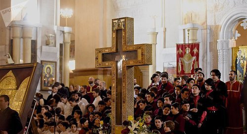 Christmas liturgy at Sameba church. Photo Sputnik / STRINGER
https://sputnik-georgia.ru/religion/20190106/243782222/Pochemu-pravoslavnoe-Rozhdestvo-prazdnuetsya-7-yanvarya-Istoriya-prazdnika.html