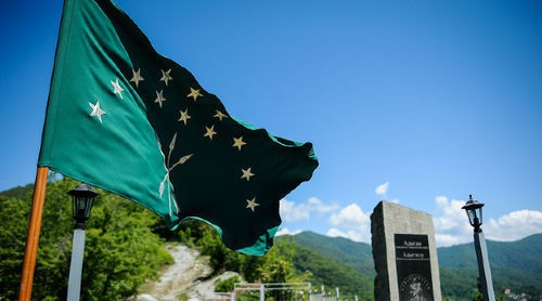 Circassian flag. Photo: © Nina Zotina, Yuga.ru https://www.yuga.ru/articles/society/8582.html Circassian flag. Photo: © Nina Zotina, Yuga.ru https://www.yuga.ru/articles/society/8582.html