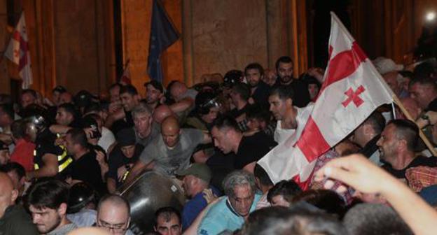Dispersal of protest rally at the Georgian Parliament in Tbilisi, June 21, 2019. Photo: REUTERS/Irakli Gedenidze Dispersal of protest rally at the Georgian Parliament in Tbilisi, June 21, 2019. Photo: REUTERS/Irakli Gedenidze