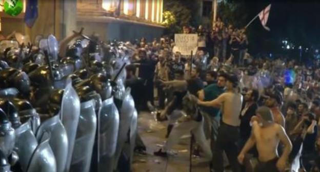 Protesters and the police in Tbilisi on June 21, 2019. Photo: screenshot of the video by the "Caucasian Knot" https://www.kavkaz-uzel.eu/videos/5433 Protesters and the police in Tbilisi on June 21, 2019. Photo: screenshot of the video by the "Caucasian Knot" https://www.kavkaz-uzel.eu/videos/5433