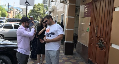 'Chernovik' journalists are waiting for the start of trial on Gadjiev's case. Photo by Patimat Makhmudova for the Caucasian Knot