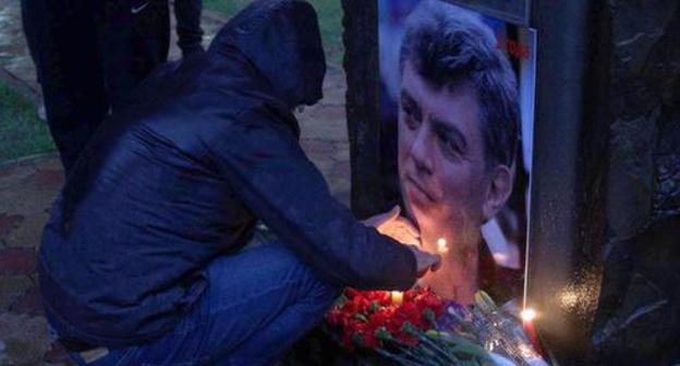 Participant of Sochi rally lighting a candle in memory of Boris Nemtsov, February 27, 2018. Photo by Svetlana Kravchenko for the Caucasian Knot