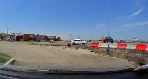 Screenshot of the video at the site of the murder on the "Caucasus" highway in the area of the Yandare village, Ingushetia https://obzor.io/2020/06/01/poyavilos-video-s-ubijstvom-iz-krovnoj-mesti-v-ingushetii-18-79128/