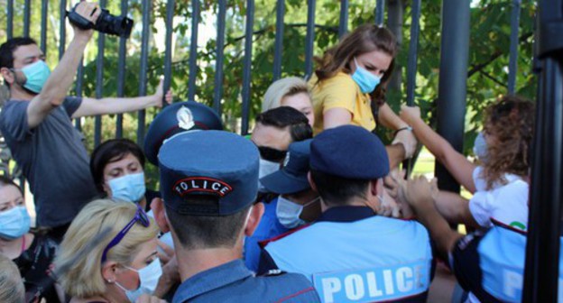The detention of participants of a protest action in support of the residents of the city of Jermuk on August 10. Photo by Tigran Petrosyan for the "Caucasian Knot"
