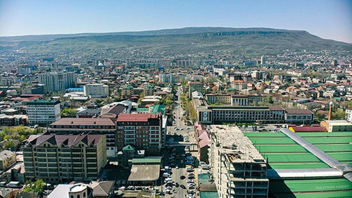 A view of Makhachkala and Tarki-Tau Mountain. Photo: Suleymannabiev https://ru.wikipedia.org/