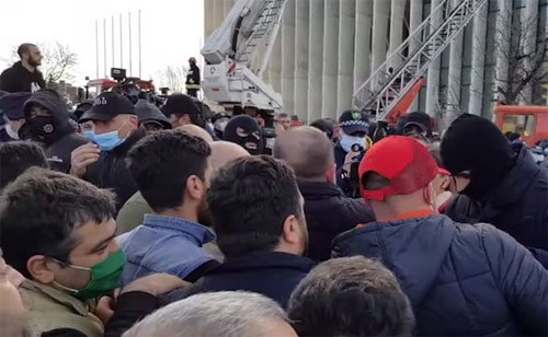 Dtorming of the office of the "United National Movement" Party in Tbilisi. Screenshot of the video on the "Sputnik Грузия" YouTube channel https://www.youtube.com/watch?v=fcpVropRCeg