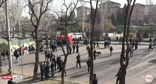 Protest rally in Yerevan, February 28, 2021. Screenshot: https://www.youtube.com/watch?v=uIdbyx5EcQQ&feature=emb_title