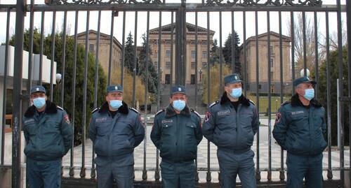 Policemen at the gates of the Parliament of Armenia at Bagramyan Avenue. Photo by Tigran Petrosyan for the Caucasian Knot