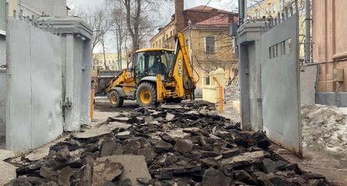 A driveway to the yard where the building hosting the editorial office of the newspaper “Novaya Gazeta” is located. Photo: Irina Gordienko / “Novaya Gazeta” https://novayagazeta.ru/articles/2021/04/06/ushel-iz-pod-nosa