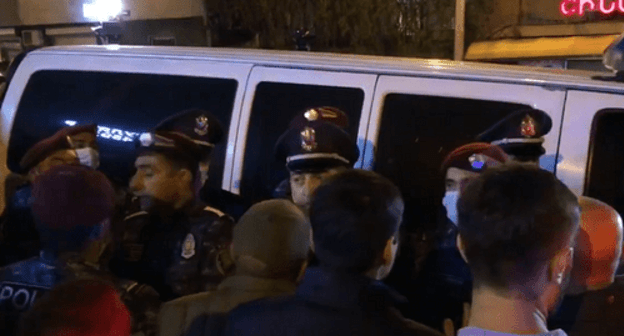 The detention of activists near the block of government dachas in Yerevan on April 21. Screenshot of the video by the Sputnik Армения
www.youtube.com/watch?v=Fva7yCC6LXA