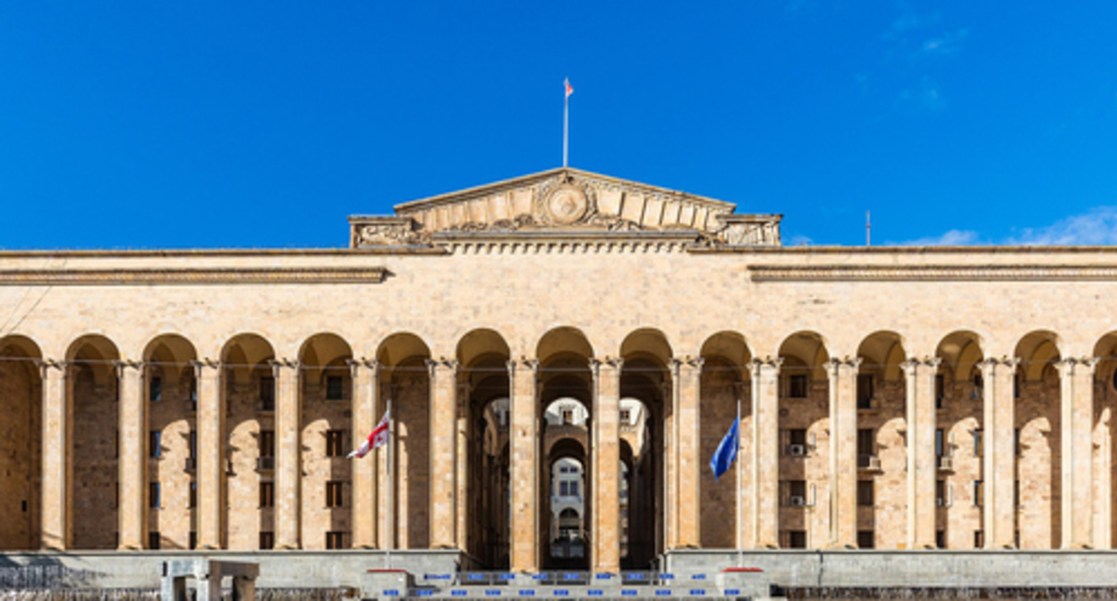 The building of the Parliament of Georgia. Photo: Diego Delso https://ru.wikipedia.org/wiki/Здание_парламента_Грузии_(Тбилиси) The building of the Parliament of Georgia. Photo: Diego Delso https://ru.wikipedia.org/wiki/Здание_парламента_Грузии_(Тбилиси)