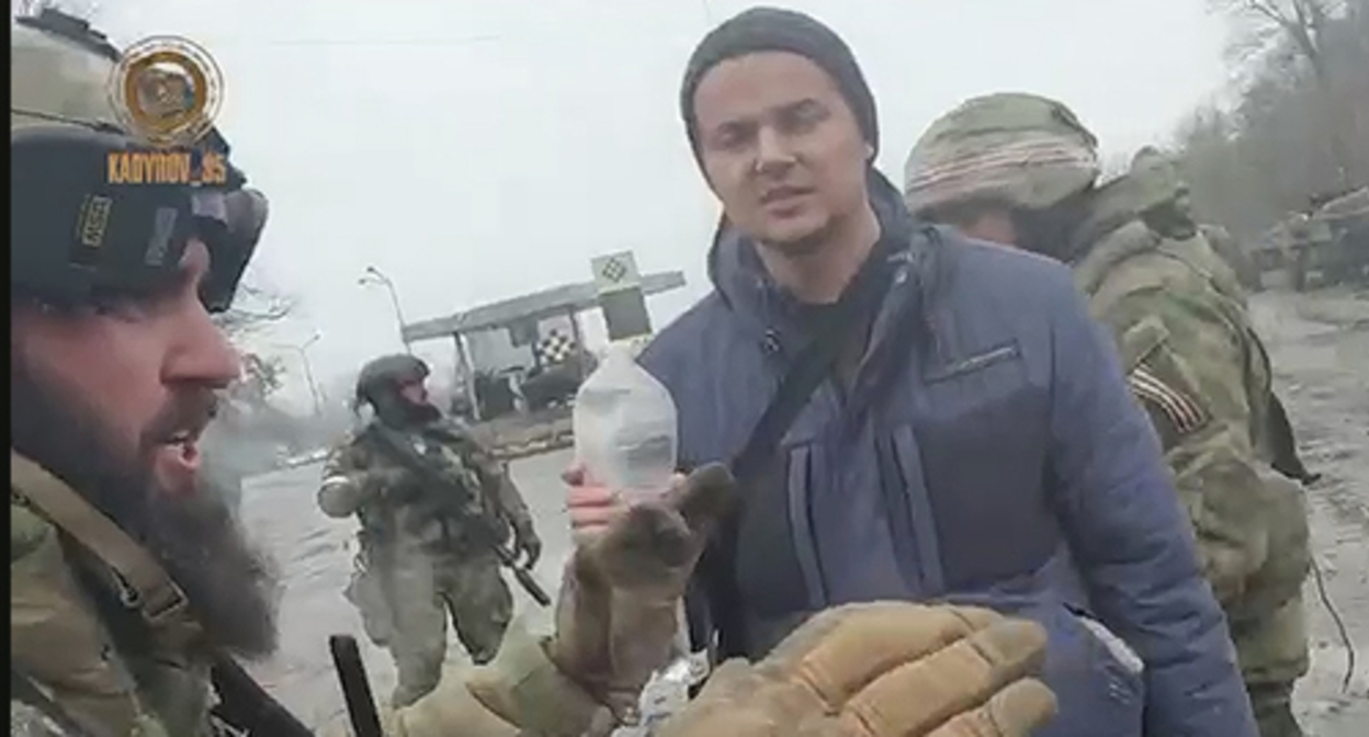 Kadyrov’s fighters and locals in Ukraine. Screenshot: https://web.telegram.org/z/#-1141171940 Kadyrov’s fighters and locals in Ukraine. Screenshot: https://web.telegram.org/z/#-1141171940