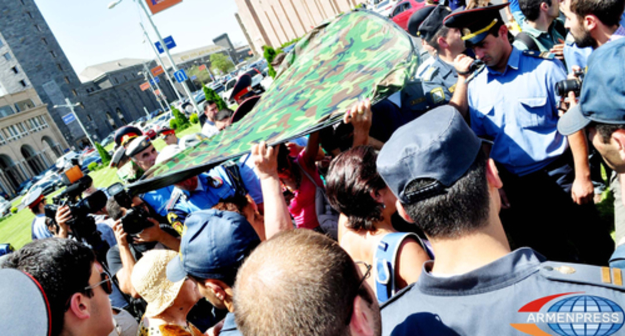 Opponents of the discussion of the Nagorno-Karabakh status in the Yerevan square. Photo https://armenpress.am/rus/news/727946/policeiyskie-ne-razreshili-aktivistam-ustanovit-palatki.html Opponents of the discussion of the Nagorno-Karabakh status in the Yerevan square. Photo https://armenpress.am/rus/news/727946/policeiyskie-ne-razreshili-aktivistam-ustanovit-palatki.html