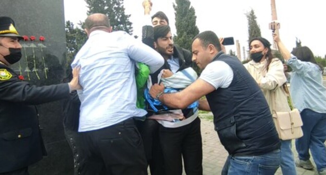 The detention of a participant in the opposition action held in Baku on May 1, 2022. Photo by Faik Medjid for the "Caucasian Knot" The detention of a participant in the opposition action held in Baku on May 1, 2022. Photo by Faik Medjid for the "Caucasian Knot"