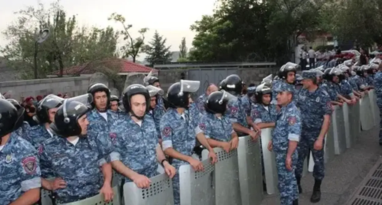 Law enforcers at the government buildings in Yerevan, June 3, 2022. Photo by Tigran Petrosyan for the "Caucasian Knot" Law enforcers at the government buildings in Yerevan, June 3, 2022. Photo by Tigran Petrosyan for the "Caucasian Knot"