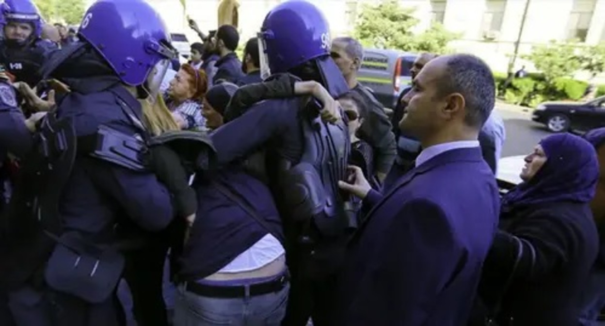 Law enforcers detain a protester in Baku. Photo by Aziz Karimov for the Caucasian Knot Law enforcers detain a protester in Baku. Photo by Aziz Karimov for the Caucasian Knot