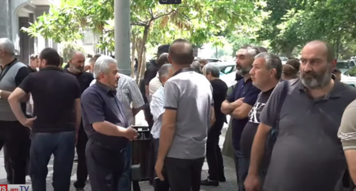 Parents of the military servicemen who perished in the autumn war of 2020 at the Prosecutor’s General Office. Image made from video posted by NEWS AM, https://www.youtube.com/watch?v=fKqXu1x6eyc Parents of the military servicemen who perished in the autumn war of 2020 at the Prosecutor’s General Office. Image made from video posted by NEWS AM, https://www.youtube.com/watch?v=fKqXu1x6eyc