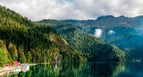 Lake Ritsa, Abkhazia. Photo: https://abxa.ru/ozero-rica/ Lake Ritsa, Abkhazia. Photo: https://abxa.ru/ozero-rica/