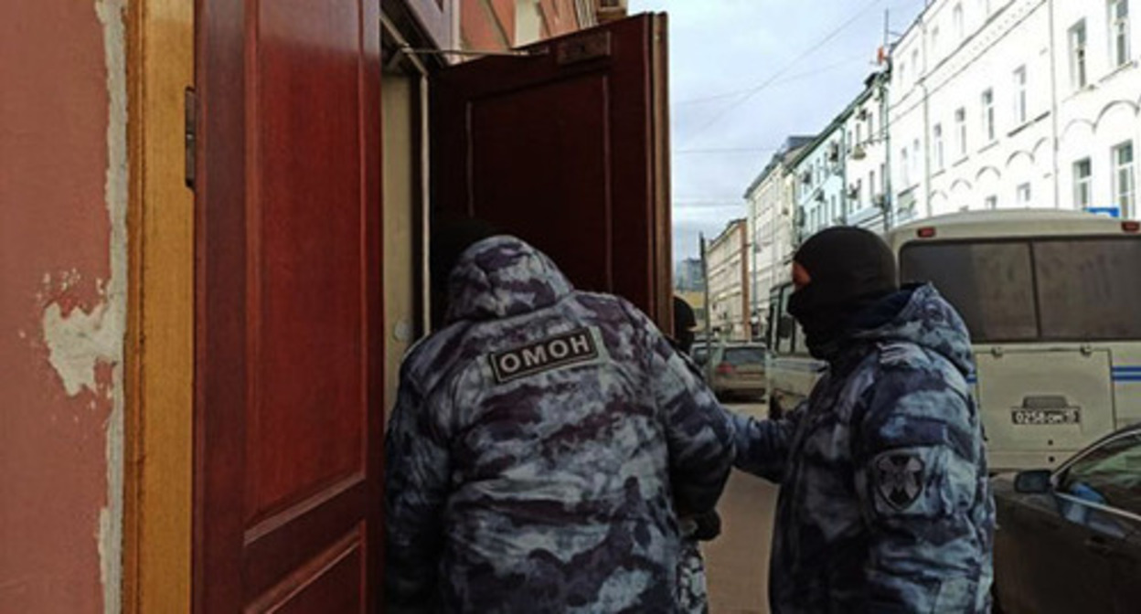 Law enforcers entered the office of the HRC “Memorial.” Photo: https://memohrc.org/ru/news_old/obyski-v-ofisah-memoriala-prodolzhalis-pochti-12-i-14-chasov Law enforcers entered the office of the HRC “Memorial.” Photo: https://memohrc.org/ru/news_old/obyski-v-ofisah-memoriala-prodolzhalis-pochti-12-i-14-chasov