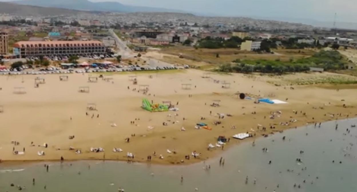 A beach in Izberbash. Screenshot: https://www.youtube.com/watch?v=Tta3aIE6x1c A beach in Izberbash. Screenshot: https://www.youtube.com/watch?v=Tta3aIE6x1c