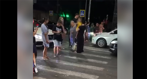 Residents of Yaragsky street in Makhachkala block the street. Screenshot: https://t.me/mandat_mahaeva/5065 Residents of Yaragsky street in Makhachkala block the street. Screenshot: https://t.me/mandat_mahaeva/5065
