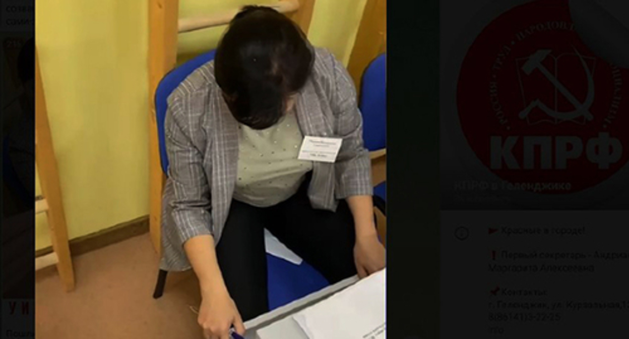 The deputy chairman of the election commission hides ballot papers already filled out for one of the parties under her on a chair. Screenshot: t.me/kprf_gel The deputy chairman of the election commission hides ballot papers already filled out for one of the parties under her on a chair. Screenshot: t.me/kprf_gel