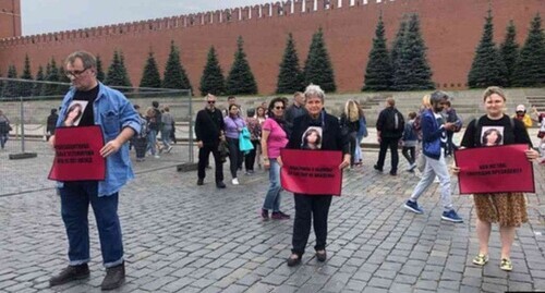 Picketers at the memory action held on the 10th anniversary of the murder of Natalia Estemirova, an employee of the Grozny office of the HRC "Memorial". Moscow, July 15, 2019. Screenshot of the video by the novayagazeta
https://www.youtube.com/watch?v=tAjuUTq8GCE