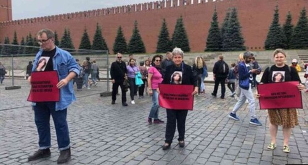Picketers at the memory action held on the 10th anniversary of the murder of Natalia Estemirova, an employee of the Grozny office of the HRC "Memorial". Moscow, July 15, 2019. Screenshot of the video by the novayagazeta
https://www.youtube.com/watch?v=tAjuUTq8GCE