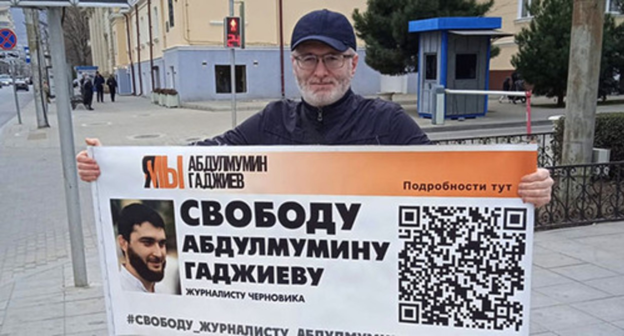 Magomed Magomedov at a solo picket. Makhachkala, March 20, 2023. Photo by the "Caucasian Knot" correspondent Magomed Magomedov at a solo picket. Makhachkala, March 20, 2023. Photo by the "Caucasian Knot" correspondent