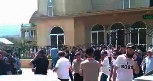 A gathering of the residents of the village of Nizhneye Kazanische against the criminal prosecution of their fellow villager Osman Osmanov. May 25, 2023. Screenshot of the video https://t.me/chernovik/52208 A gathering of the residents of the village of Nizhneye Kazanische against the criminal prosecution of their fellow villager Osman Osmanov. May 25, 2023. Screenshot of the video https://t.me/chernovik/52208