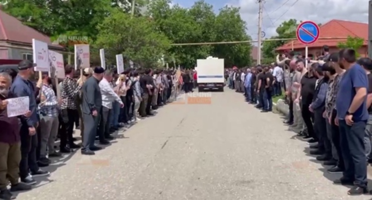 Residents of Chechnya met the paddy wagon with Nikita Zhuravel. Screenshot of the video by the "Chechnya Segodnya" outlet https://t.me/chechnyatoday/1095 Residents of Chechnya met the paddy wagon with Nikita Zhuravel. Screenshot of the video by the "Chechnya Segodnya" outlet https://t.me/chechnyatoday/1095