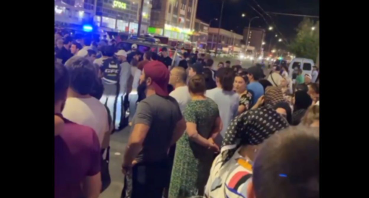 A protest action on Akushinsky Avenue in Makhachkala. Screenshot of the video posted on the Telegram channel of the "Chernovik" (Draft) outlet on August 17, 2023 https://t.me/chernovik/58044?single A protest action on Akushinsky Avenue in Makhachkala. Screenshot of the video posted on the Telegram channel of the "Chernovik" (Draft) outlet on August 17, 2023 https://t.me/chernovik/58044?single