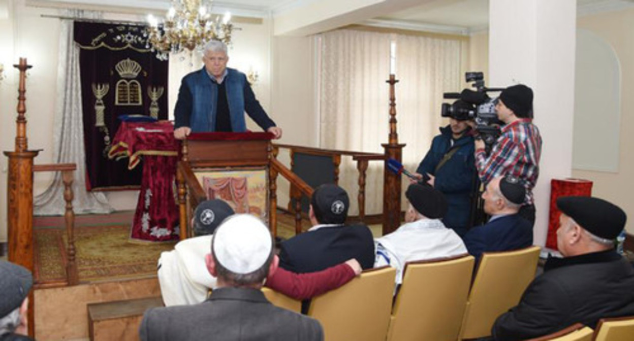 The Jewish community in Makhachkala. Photo: https://stmegi.com/gorskie_evrei/posts/57327/iudeyskaya-obshchina-makhachkaly-otmetila-pesakh/" The Jewish community in Makhachkala. Photo: https://stmegi.com/gorskie_evrei/posts/57327/iudeyskaya-obshchina-makhachkaly-otmetila-pesakh/"