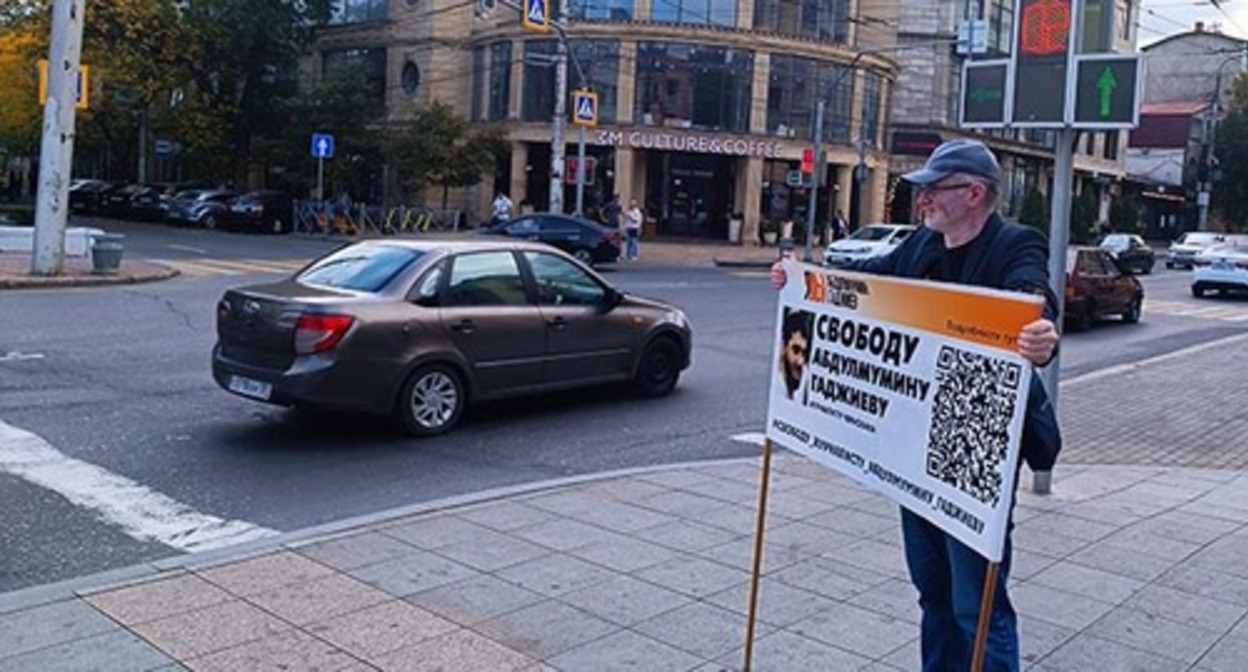 Magomed Magomedov at a solo picket. Makhachkala, October 2023. Photo by the "Caucasian Knot" correspondent Magomed Magomedov at a solo picket. Makhachkala, October 2023. Photo by the "Caucasian Knot" correspondent