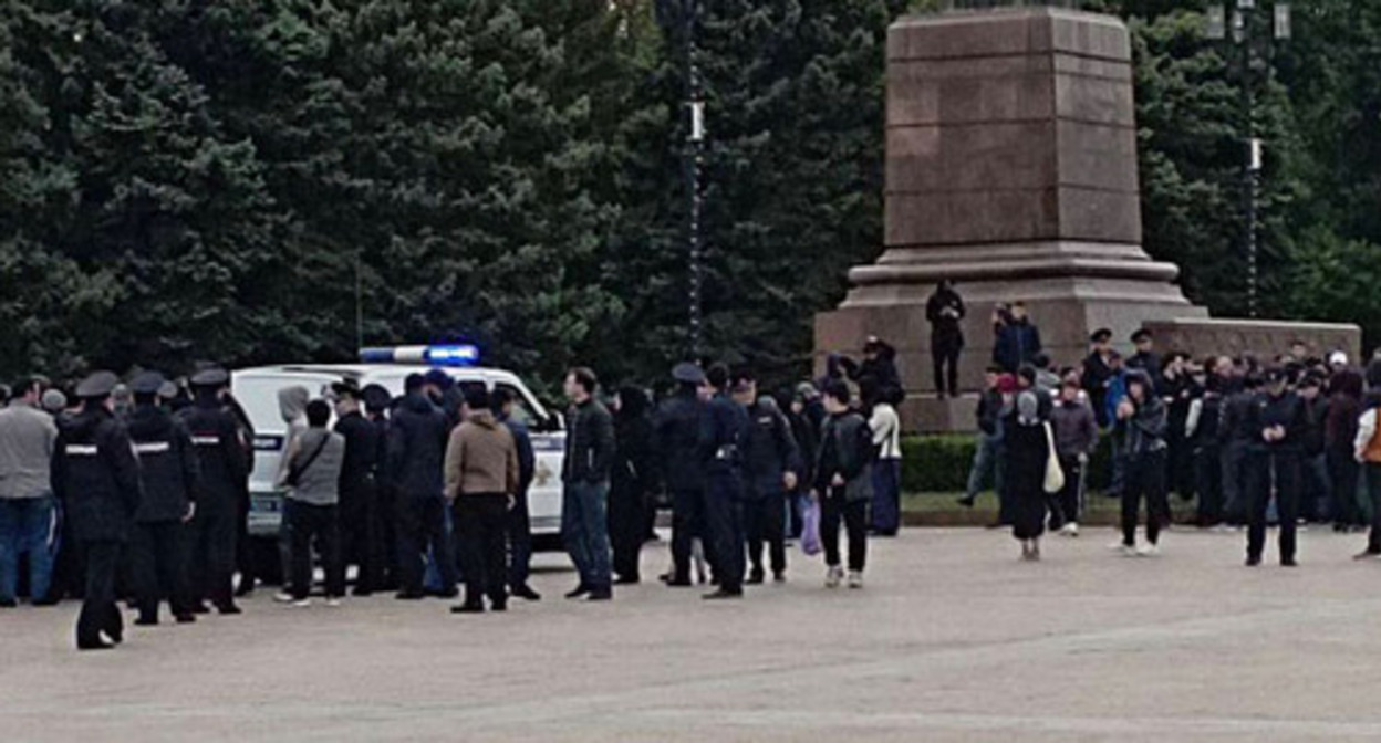 Law enforcers at the scene of a rally in support of Palestine. Makhachkala, October 17, 2023. Photo: https://t.me/utro_dagestan/14176 Law enforcers at the scene of a rally in support of Palestine. Makhachkala, October 17, 2023. Photo: https://t.me/utro_dagestan/14176