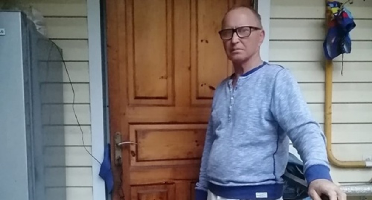 Vladimir Atamanchuk on his doorstep. Photo by the "Caucasian Knot" correspondent Vladimir Atamanchuk on his doorstep. Photo by the "Caucasian Knot" correspondent