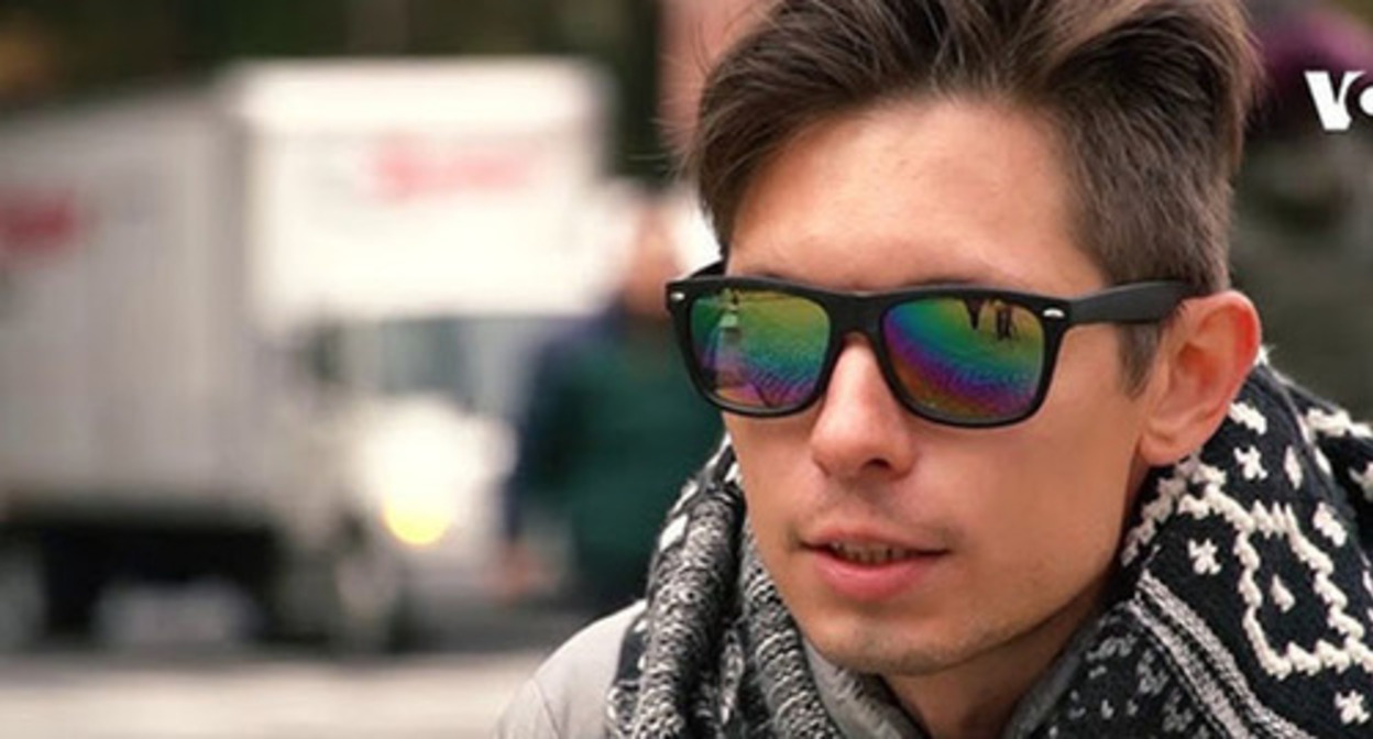 Philip Kozlov (Philippenzo Madonnaro), an artist from Volgograd. Screenshot of the video https://www.youtube.com/watch?v=t6ZHnBrC07E Philip Kozlov (Philippenzo Madonnaro), an artist from Volgograd. Screenshot of the video https://www.youtube.com/watch?v=t6ZHnBrC07E