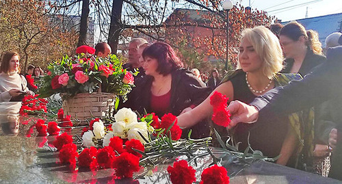 Laying flowers at the monument to the victims of political repressions in Vladikavkaz. October 30, 2023. Photo by the "Caucasian Knot" correspondent Laying flowers at the monument to the victims of political repressions in Vladikavkaz. October 30, 2023. Photo by the "Caucasian Knot" correspondent