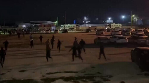 Mass unrest in Makhachkala. Screenshot of the video by Tengrinews.kz Mass unrest in Makhachkala. Screenshot of the video by Tengrinews.kz