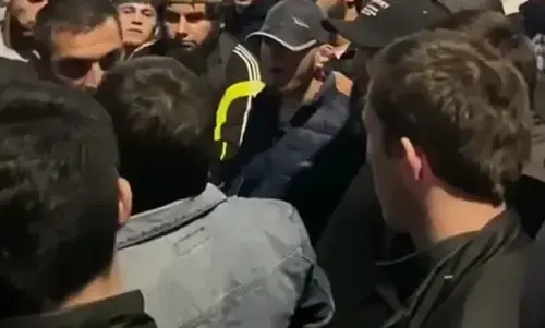 Young people who gathered outside a hotel in Khasavyurt. October 28, 2023. Photo: runews24.ru Young people who gathered outside a hotel in Khasavyurt. October 28, 2023. Photo: runews24.ru